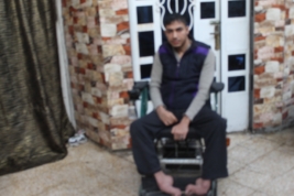 بغداد- مدينة الصدر : بفرحة بالغة أحد الشباب من ذوي الاحتياجات الخاصة يحصل على كرسي كهربائي .