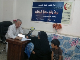 الانسة سحر عبد الحميد تتبرع لعائلتين متعففتين