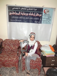 أصيبت الطفلة (ياسمين سعد  ) بمرض السرطان بعد أن فقد والدها وقبل أن ينتشر في جسمها أجريت لها عملية ببتر الساق الايسرفوق الركبة  وهي بحاجة ال