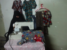 بعد أن فقدت زوجها السيدة(بسعاد عدنان) قامت بفتح مشروع خياطة لكسب  لقمة العيش  لكن المنطقة التي تسكن بها الكهرباء شبه معدومة وهي بحاجة الى م