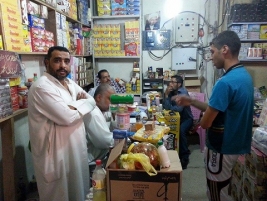 احد المحسنين يتبرع بمبلغ (500) الف دينار ومركز ارشاد النجف يشتري مواد غذائية لمحل الارملة هيفاء عبد الحسين  