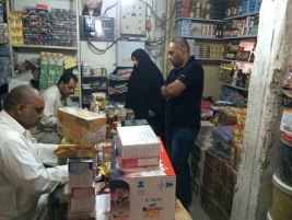 مركز ارشاد النجف : الارملة عاشورة تشتري مواد غذائية لمحلها بفضل تبرعات المحسنين