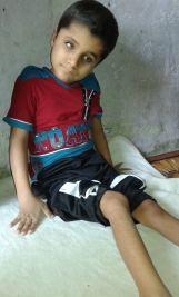 مركز مدينة الصدر: طفل مصاب بمرض الشلل الرباعي يحتاج الى من يمد اليه يد العون لتوفير ثمن العلاج وبقية احتياجاته 