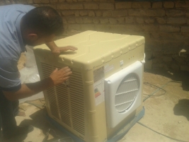 مركز ارشاد النجف : محسن من اهل الخير يتبرع بشراء مبرده هواء لعائله السيده ورده جاسم 