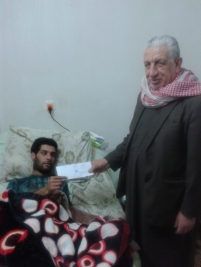 مركز ارشاد الكريعات: الحاج عز الدين الكواز يتبرع لأحد الابطال الذي اصيب في المعركة