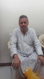 بغداد – مدينة الصدر : رجل مسن مصاب بعينة اثر حادث وفاة زوج ابنته فهو يناشد اهل الخير لمساعدة