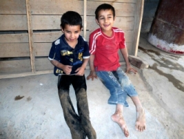 مركز ارشاد الكريعات:طفلان من ذوي الاحتياجات الخاصه بحاجة الى يد خير إنسانية 