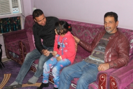  بغداد- مدينة الصدر : الطفلة نور احمد تحصل على تبرع مادي من احدى المحسنات .