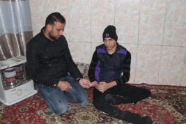 بغداد- مدينة الصدر : شباب من ذوي الاحتياجات الخاصة يحصلان على تبرعات مادية .