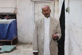 بغداد – مدينة الصدر : رجل متعفف ومريض يحصل على تبرع مادي من احد المحسنين