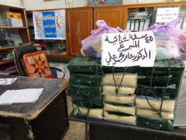 فرع الكريعات : الدكتور / عامر محمد علي يتبرع بسلال غذائية للاسر المتعففة 