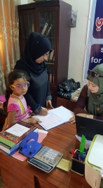فرع البياع :تسليم ثمن النظارة الطبية لذوي الطفلة هاجر عمار عبد الرحيم 