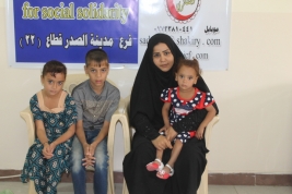 بغداد-مدينة الصدر: عائلة من أسر الشهداء والجرحى تستلم الكفالة الخاصة لشهر تشرين الاول