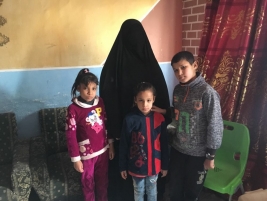 بغداد- مدينة الصدر : ارملة وام لخمسة اطفال تستنجد وتناشد اهل الخير لمساعدتها