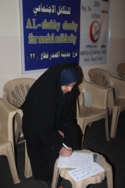 بغداد - فرع مدينة الصدر: تسليم كفالة شهر شباط لعائلة الجريح /أبراهيم فرج من المتبرعة (ل.ش)