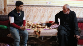 فرع البصرة : الشاب المعاق / حيدر حسن ناصر يستلم السرير الطبي من قبل المتبرع / محمد الغريب.