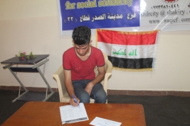 فرع مدينة الصدر : الشاب سجاد ماجد يحصل على كفالته الدراسية لشهر نيسان من المتبرع مكوى سافيلس