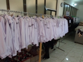 فرع الكريعات: السيد مهدي عبد همان يتبرع بملابس للطلبة 