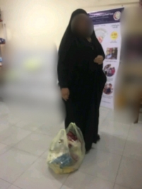 فرع مدينة الصدر : تسليم احدى عوائل السادة سلة غذائية خاصة بالشهر الفضيل 