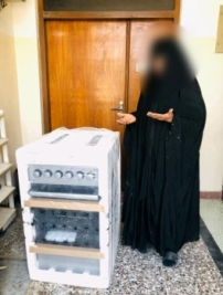 فرع مدينة الصدر : سيدة مسنة تحصل على تبرع من مكتب الراية للسياحة والسفر 