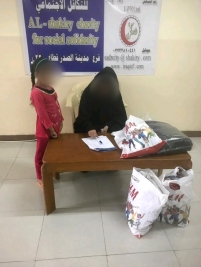 فرع مدينة الصدر : طفلتان يتيمتان تحصلان على كفالة شهرية من السيدة سهى شبر