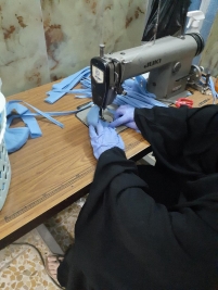 بغداد / فرع الكريعات : سيدة من المستفيدات تتبرع بخياطة وتجهيز 250 كمامة للاسر المتعففة المتعففة