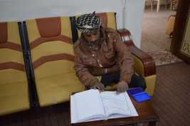 فرع النجف :-  تسليم الاعانه لاسره المتعفف / رعد . س. ع من السيد / سايمون ديلي