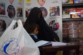 فرع النجف :-  تسليم الاعانة لاسره المتعفف ( مجيد . ع . د ) من قبل الاستاذ / كامل الشريفي 