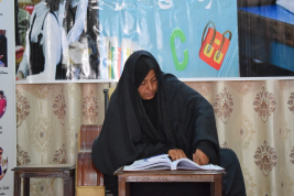 فرع النجف :-  تسليم الاعانه لاسره المتعففه / علياء . ع . م من قبل السيد / ليث كبه