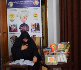 فرع النجف :- تسليم المساعده الماليه من قبل الحاج / عبد الحسين محمد علي الى اسره السيده / اجتماع . ب . ك 