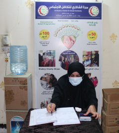 فرع البصرة: تسليم كفالة الايتام الشهرية من قبل المتبرعه الكريمه/ منيره عبدالصاحب