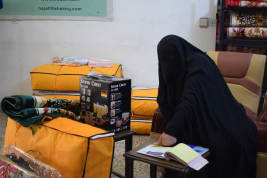 فرع النجف :- تسليم الاعانه لاسره المتعففه / حوراء . ح . م من قبل السيد / ليث كبه 