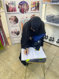 فرع البياع : تسليم مساعده ماليه لاسرة المتعففة (رواء م) من المتبرع الكريم ( باسل عبد الجبار)