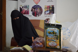 فرع النجف :- تسليم الاعانه لاسره المتعففه / رشا . ن . ح من قبل الحاج عبد الصاحب الشاكري 