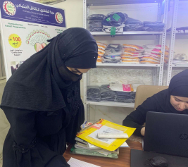 فرع البياع : تسليم المساعدة المالية المقدمة من ( السيد  سيف علي الملح )لاسرة الارملة (كريمه س)