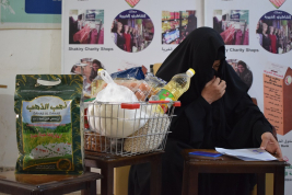 فرع النجف :- تسليم الاعانه لاسره الارمله / خلود . م . ف من قبل الحاج / عبد الصاحب الشاكري