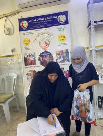 فرع البياع : تسليم مساعده ماليه للارمله (امل ,ف) من المتبرع / الحاج عبد الصاحب الشاكري