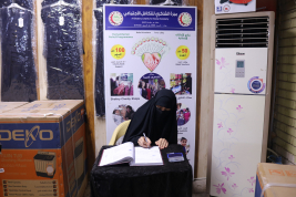 فرع البصرة : تسليم كفالة الايتام الشهرية من المتبرع الكريم / انمار طالب حسن