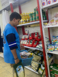 فرع البياع : تسليم مساعدة مالية للارملة ( زينب , س) من المتبرع الاستاذ/عبد الصاحب الشاكري