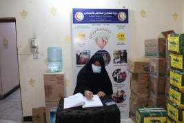 فرع البصرة : تسليم كفالة الايتام الشهرية من المتبرعة الفاضله / منيره عبد الصاحب