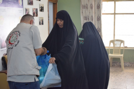 فرع النجف :- تسليم التبرع المالي من قبل الحاج / عبد الصاحب الشاكري 