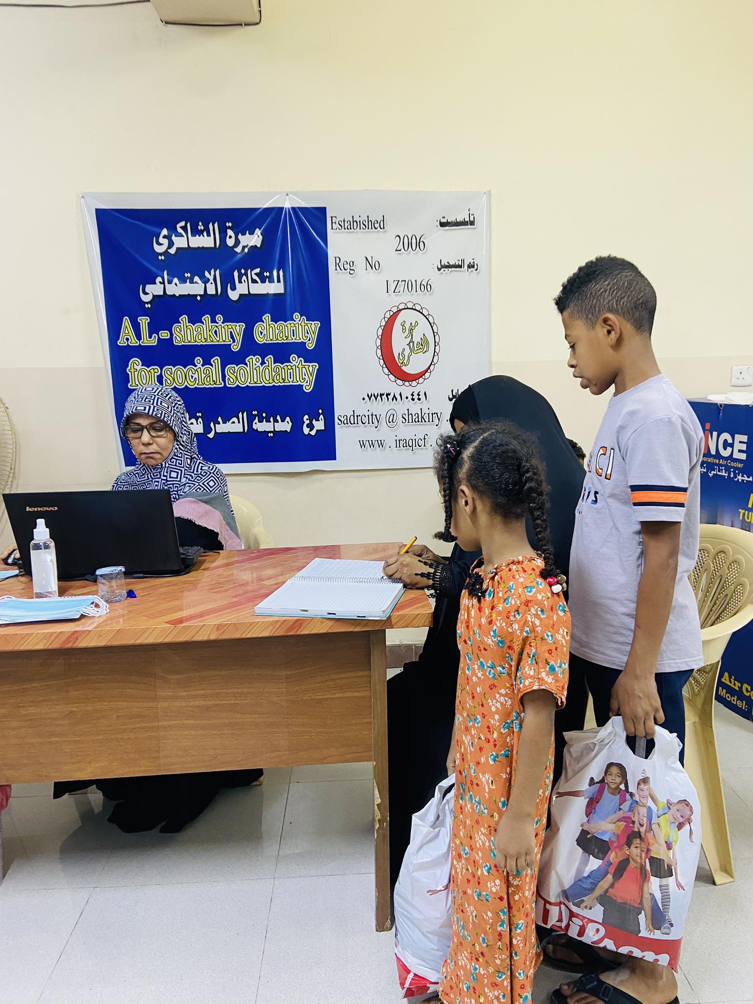 فرع مدينة الصدر : تسليم التبرع المقدم من الاستاذ / عبد الصاحب الشاكري