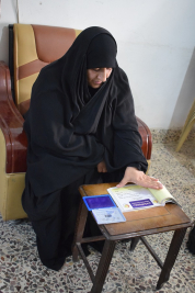 فرع النجف :- تسليم الاعانه لاسره السيدة / مياسه . ن . ح من قبل السيد / ليث كبه 