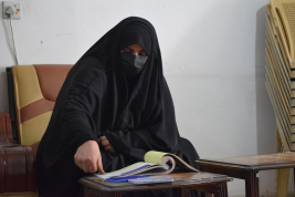 فرع النجف :- تسليم الاعانه لاسره السيدة / انوار . ح . ش من قبل السيده / ايناس باقر