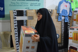 فرع النجف :- تسليم الاعانه لاسره الارمله / مروه . ك . ع المستلمه من قبل السيد / ليث كبة 