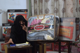 فرع النجف :- تسليم الاعانه لاسره الارمله / صابرين . ع . ا من قبل السيدتين / ولاء مجيد ووالدتها