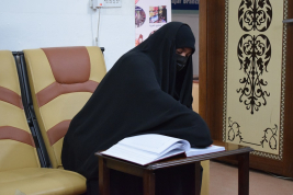 فرع النجف :- تسليم الاعانه لاسره المتعففه / ازهار . ع . ا من قبل السيدة المحسنه الدكتوره / س. س