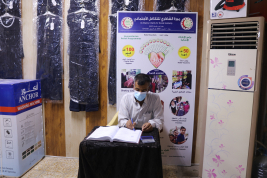 فرع البصرة: تسليم كفالة الاسرة الشهرية المقدمة من قبل المتبرع الفاضل/ محمد كاظم