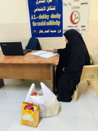 فرع مدينة الصدر : تسليم كفالة الايتام الشهرية من السيدة (ل ، ش )