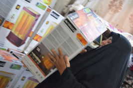 فرع النجف :-  تسليم المساعده لاسره السيده / حنان . ك . ش من قبل السيده / زينب محمد علي 